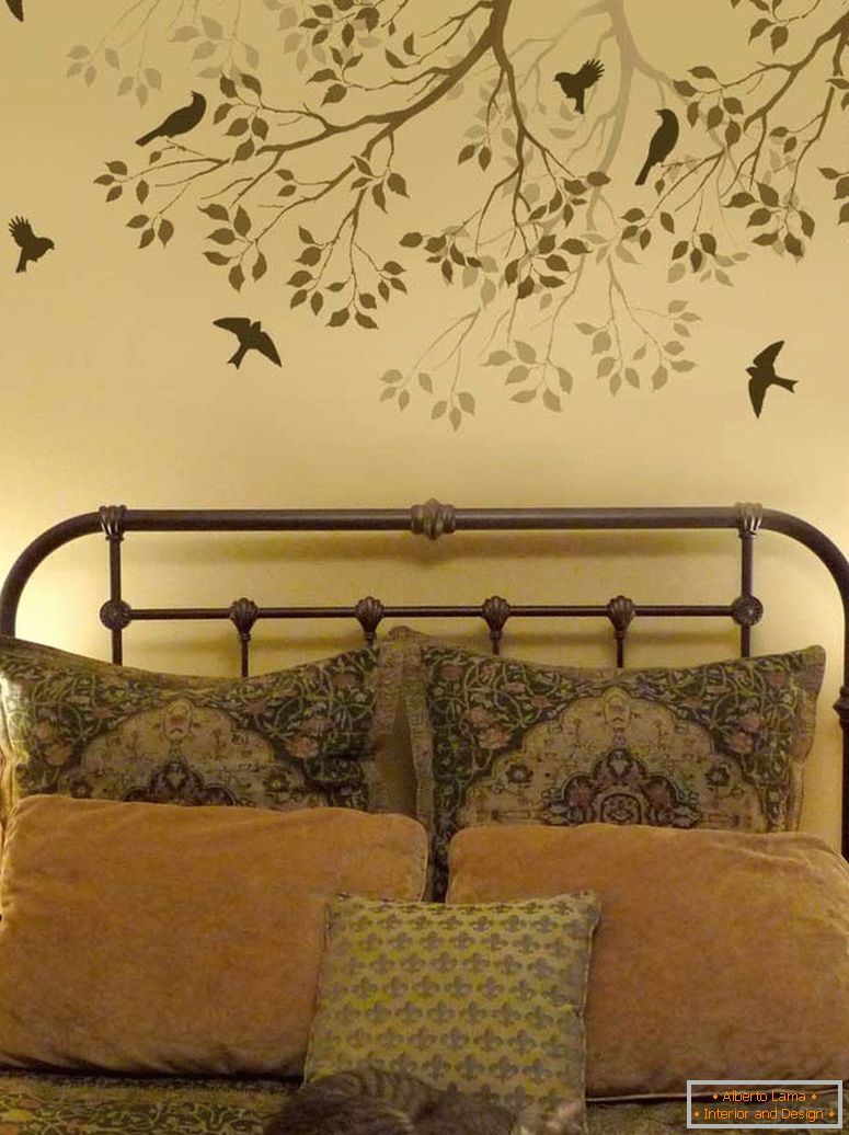 Дрво со птици над креветот