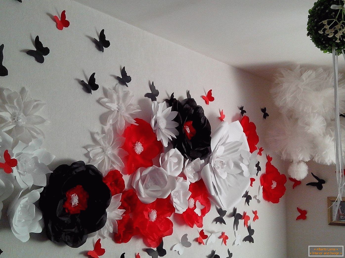 Цвеќе и пеперутки на ѕидот