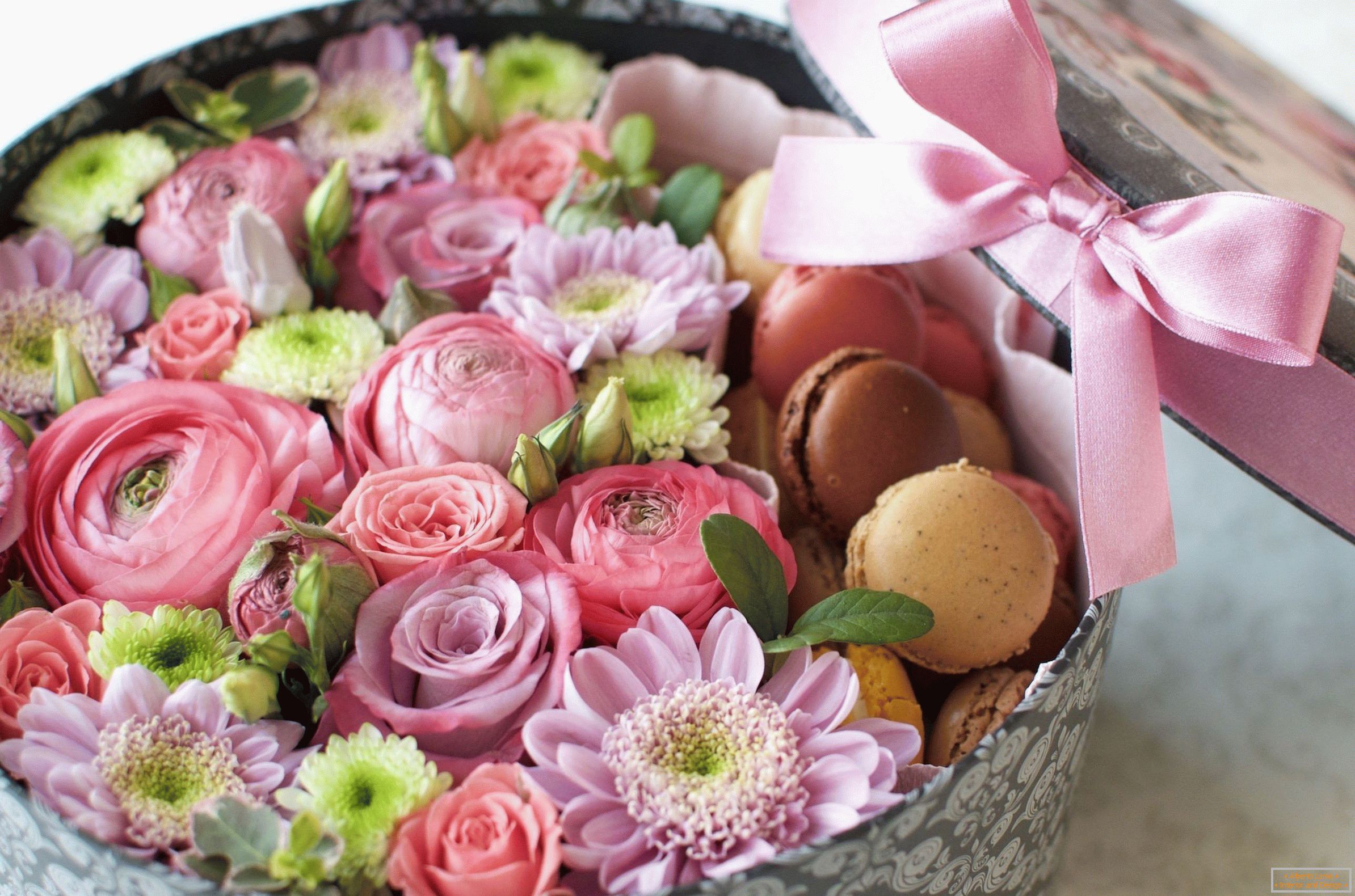 Кутија со цвеќиња и тестенини