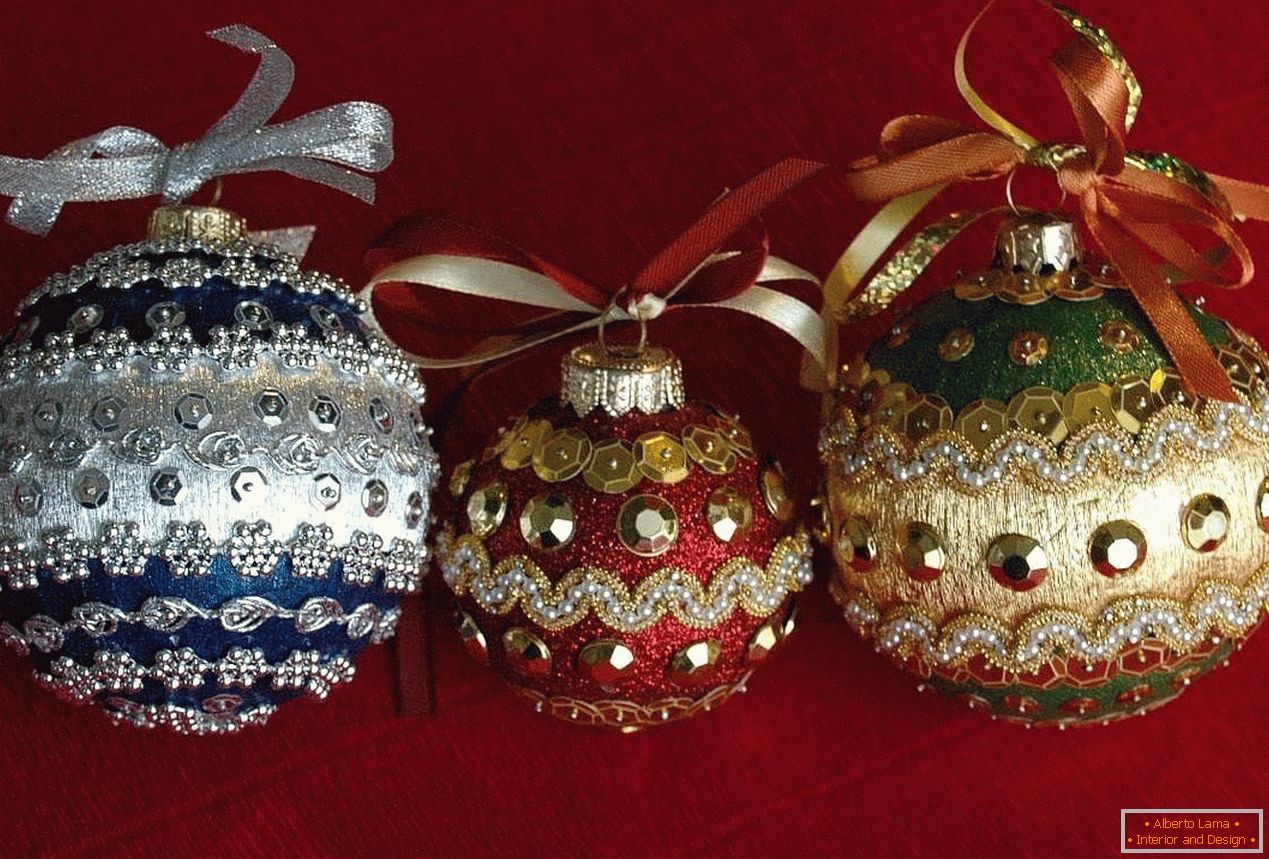 Божиќ топки украсени со монистра