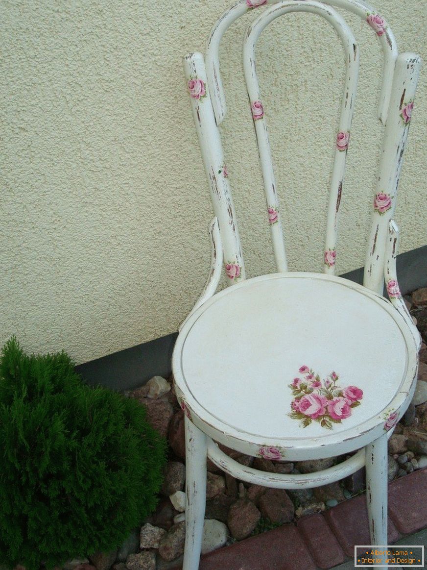 Столот е украсен во стилот на Прованса