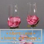 Свадба очила со декорација на розови ливчиња