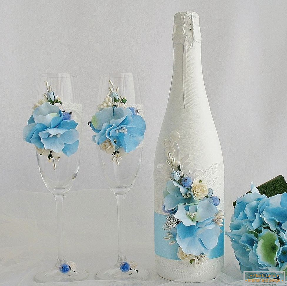 Декорација на свадба очила и шишиња со цвеќиња