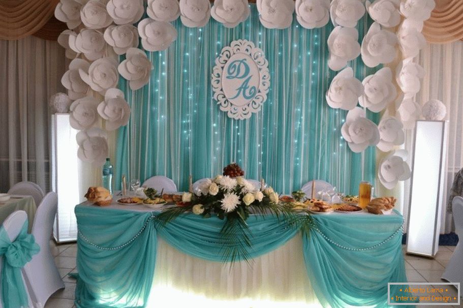 Бели и тиркизни бои во декорацијата на свадбената сала