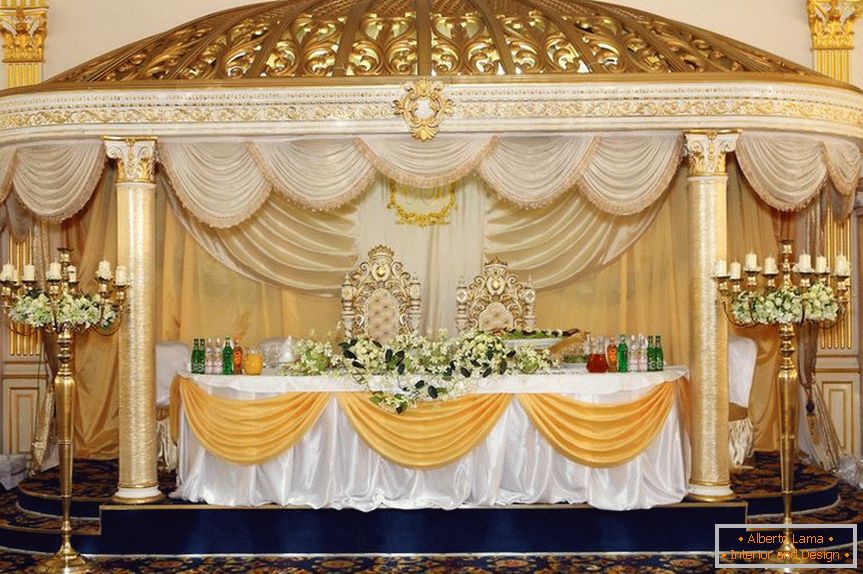 Табелата на невестата и младоженецот с шикарным оформлением