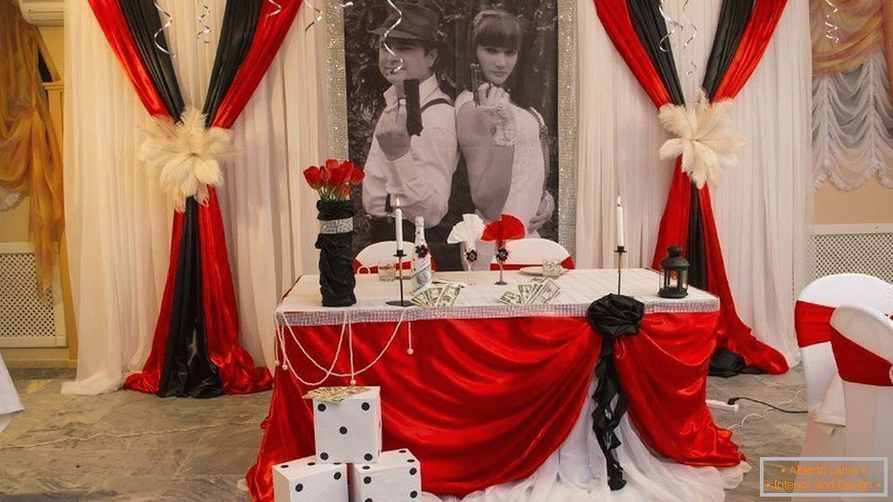 Мотивите на гангстерите во украсувањето на свадбена сала