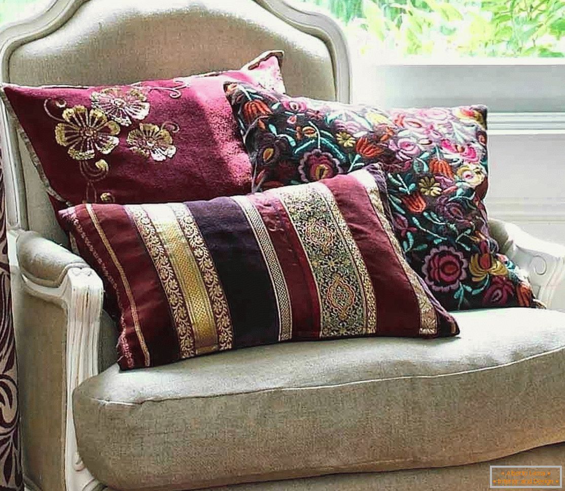 Декоративни перници с вышивкой 