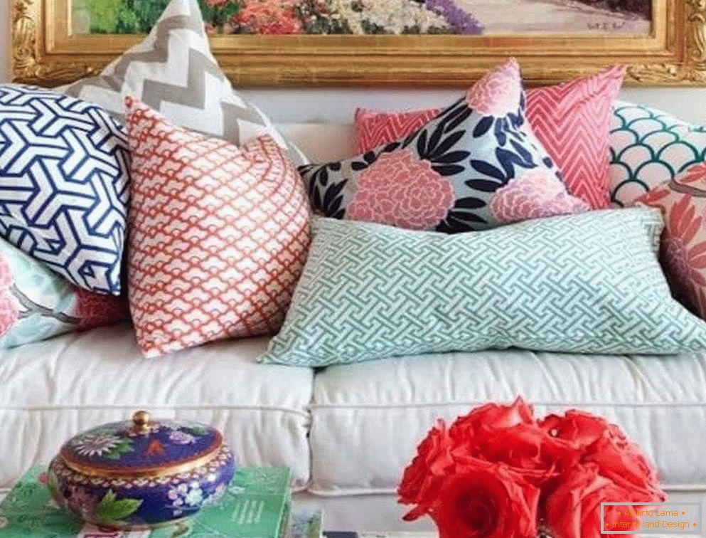 Декоративни перници на диване в гостинной