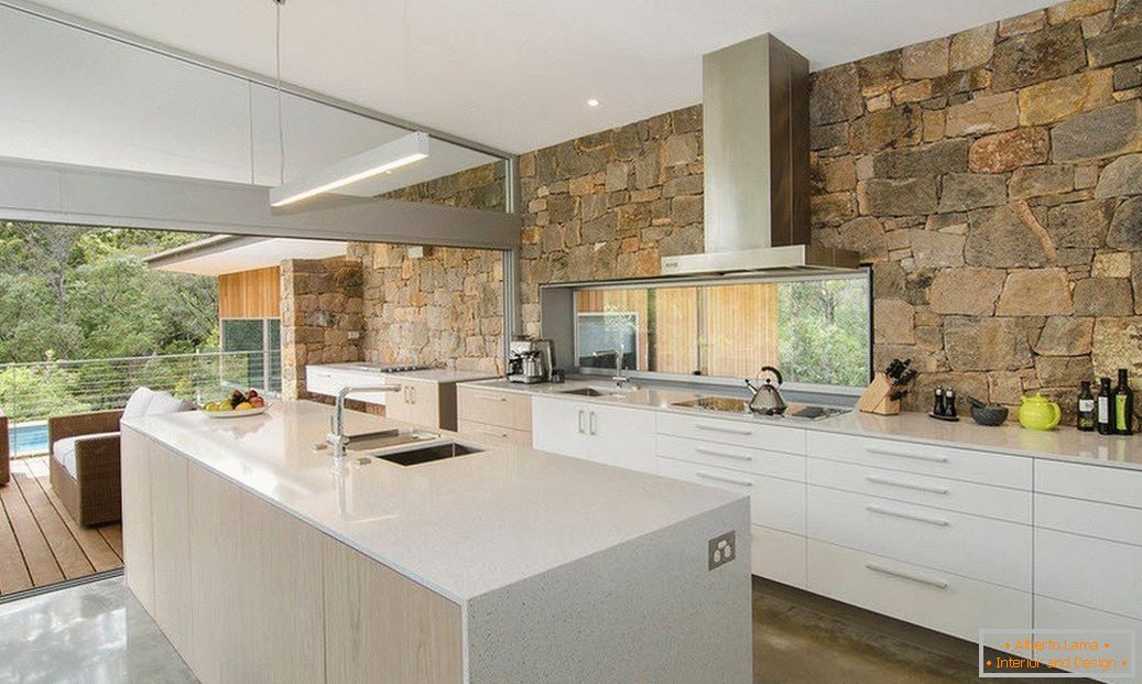 Камен во внатрешноста на кујната в стиле модерн