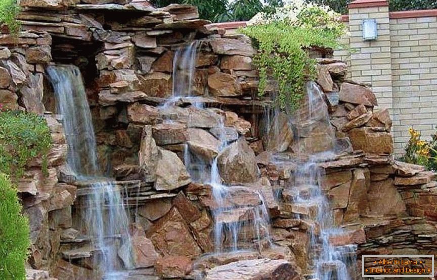 Декоративен водопад у забора