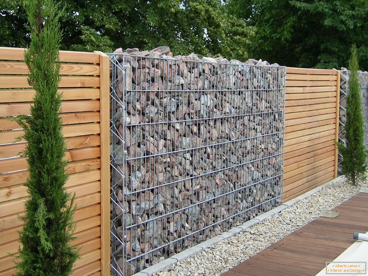 Камена декоративна ограда