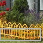 Мала ограда за цветни кревети