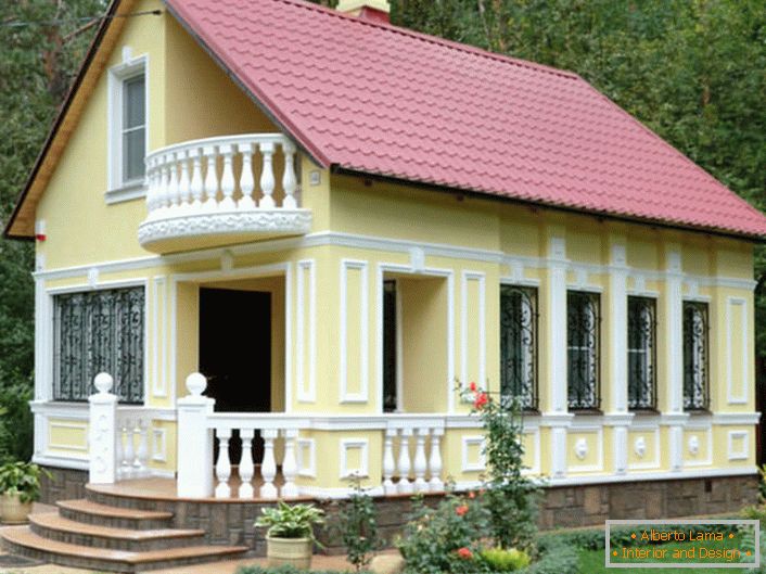 Една мала куќа во шумата е украсена во истиот стил. Фасадниот малтер се прицврстува на стилот на комплетноста.