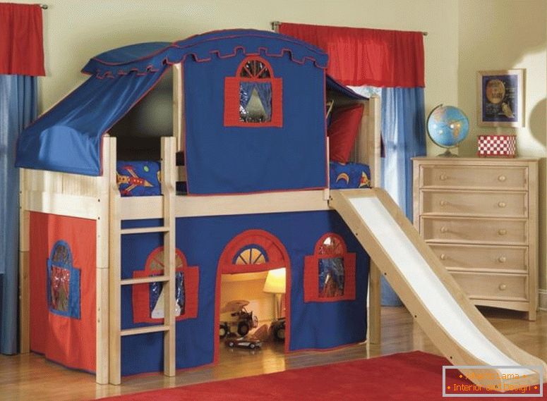 прекрасни ладни кревети-со крем-дрвени кревети-кревети-шатор-да се опремат-црвено-сино-ткаенина-шатор-на-легла-и-светло-кафеава-дрвена-кабинет-5- фиока-во близина на прозорецот-исто така-црвено-крзно-килими-над дрво-подот-со-деца-б