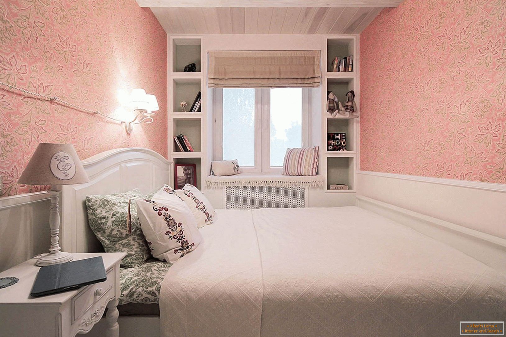 Спална соба со позадина и дрвен таван