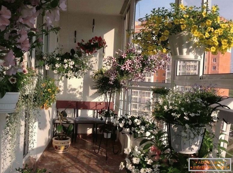Балкон со цвеќиња