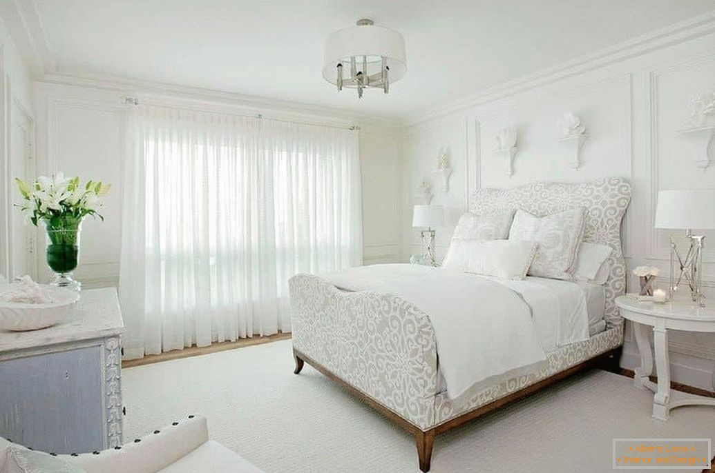 Дизајн на бела спална соба во класичен стил