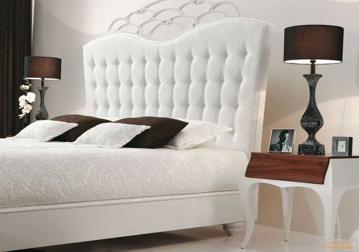 Бело кревет во класичен стил