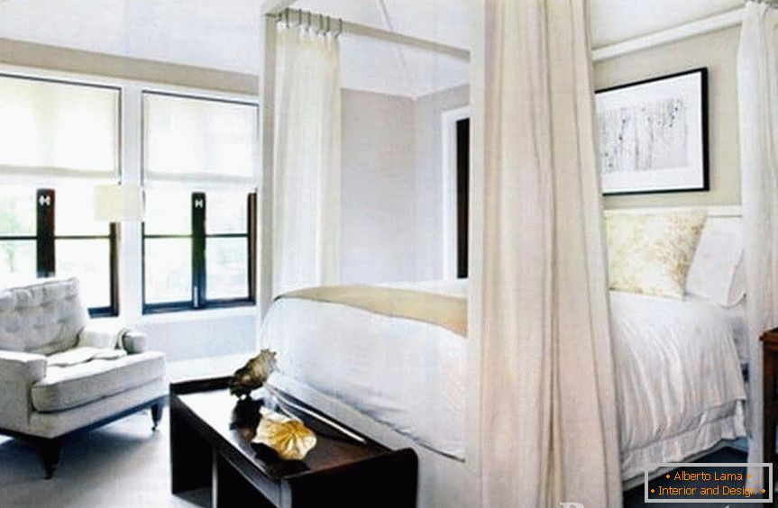 Класична бела спална соба со крошна кревет