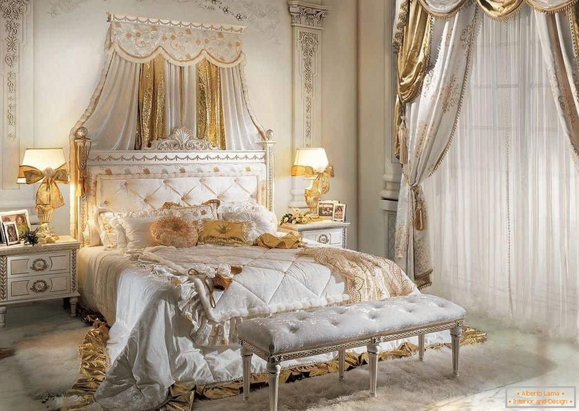 Кревет во класична бела спална соба и ѕид украсен со штуко