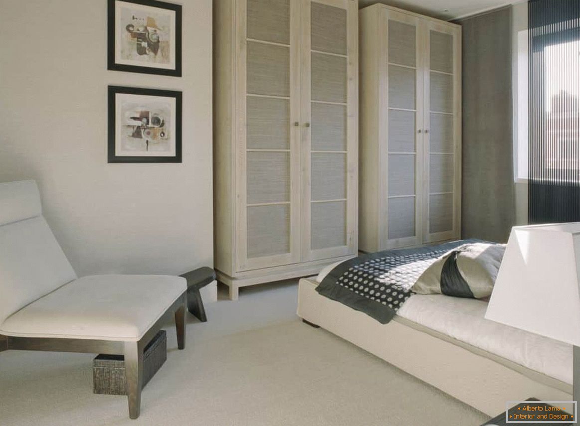 Класична бела спална соба со удобни гардероби