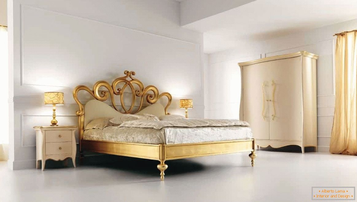 Пространа бела спална соба во класичен дизајн