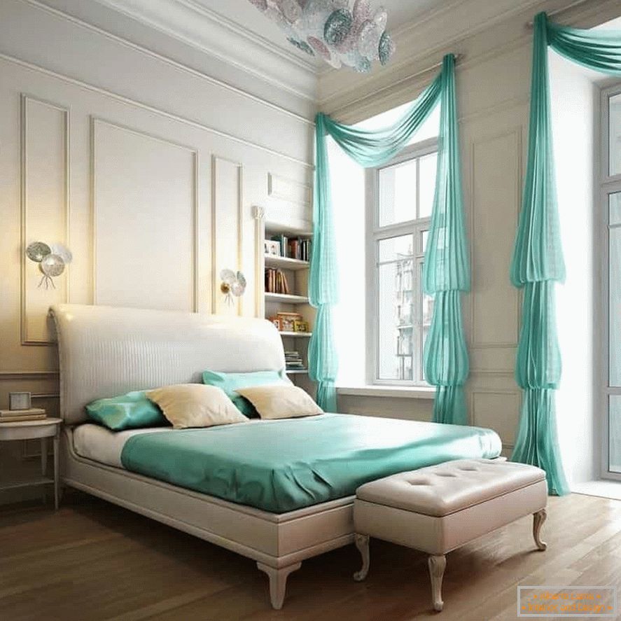 Белата внатрешност на класична спална соба може да се разреди со обоени постелнини и завеси