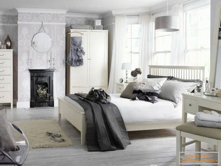 Бела спална соба полна со додатоци во класичен стил