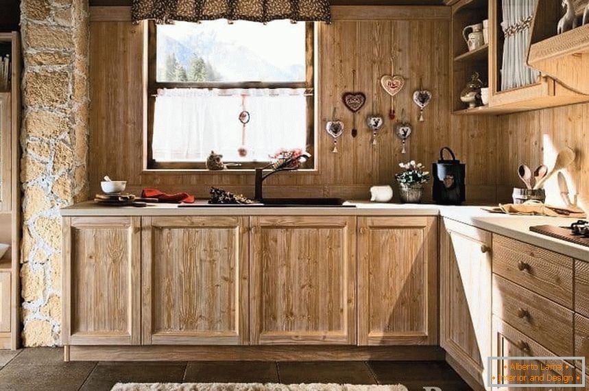Кујна во еко-стил со дрвен престилка