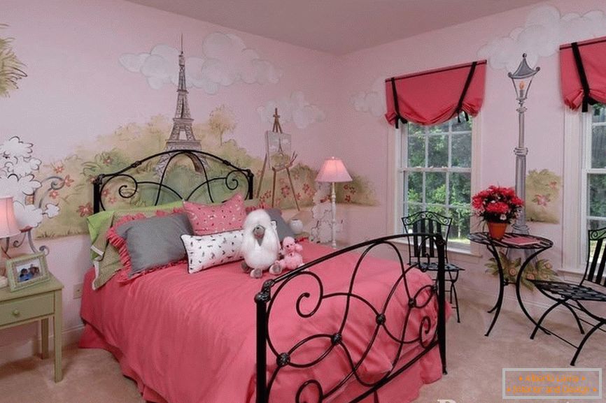 Спална соба за девојче со насликани ѕидови