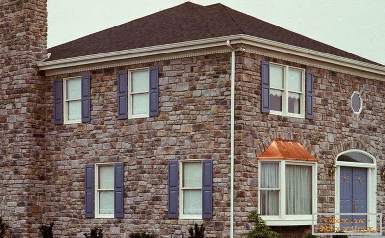 Куќа со фасада на плочки