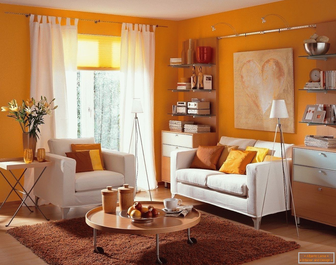 Дневна соба со портокалови ѕидови