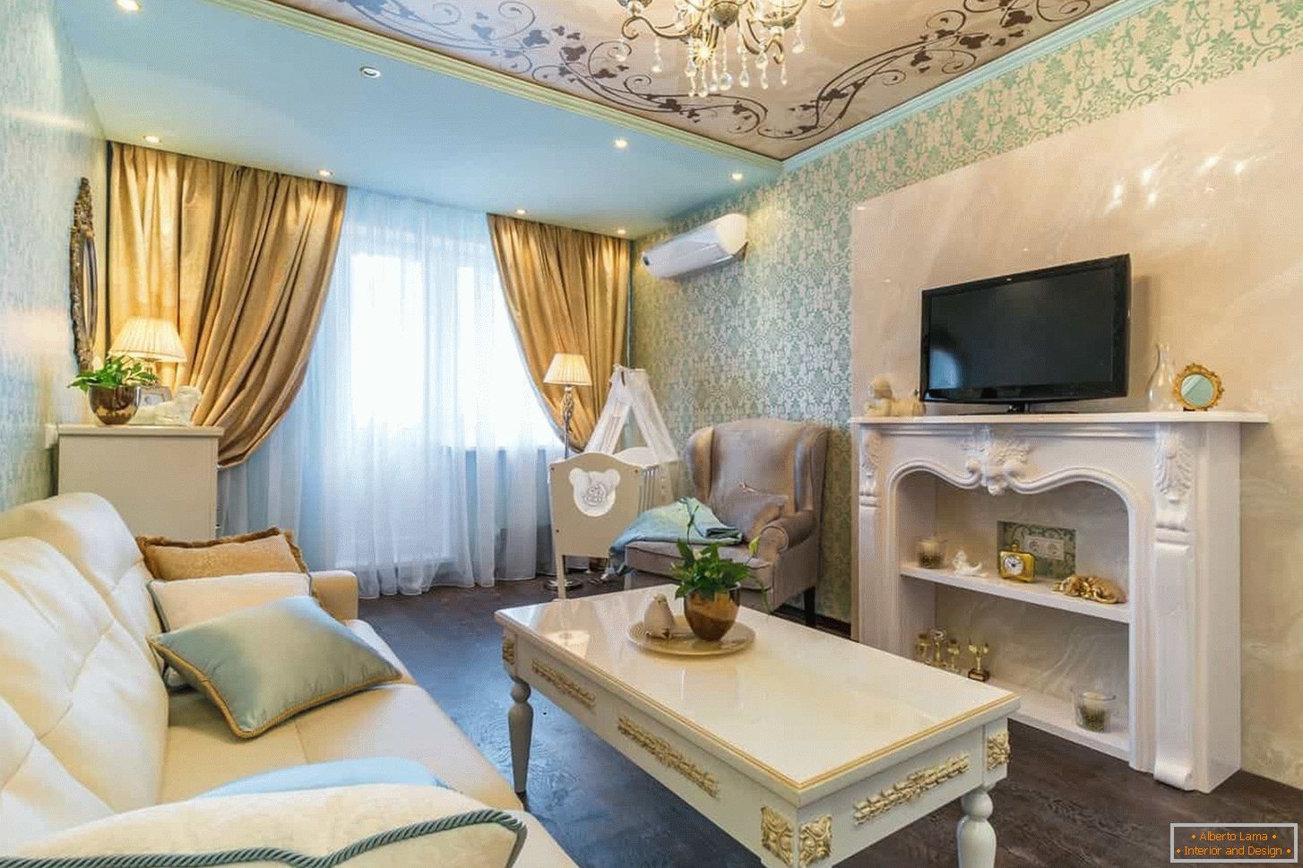 Дневна соба во класичен стил со златна завршница, плафонски украс