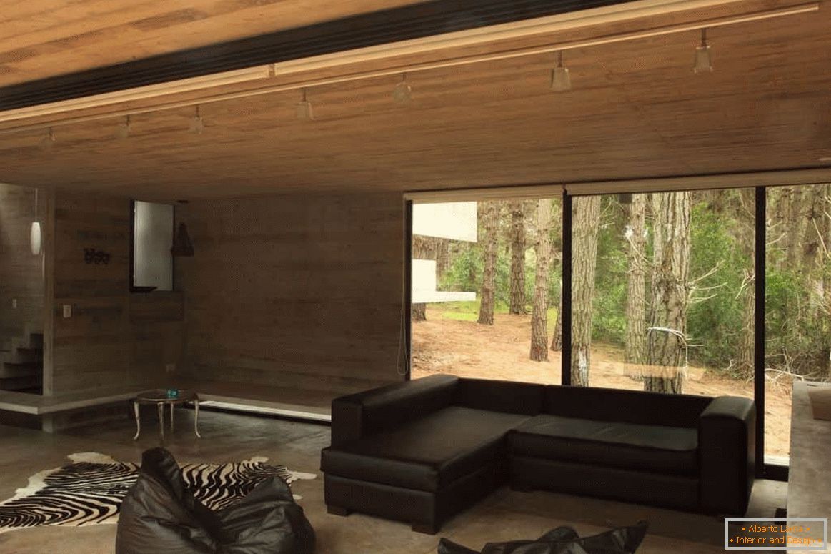 Дневна соба со дрвена завршница во дрвена куќа со панорамски прозорец