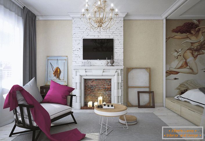 Мебел во дневната соба со светлина и темни бои е различен по својот стил, но благодарение на белите перници, совршено се вклопува во целокупниот концепт на еклектичен стил.