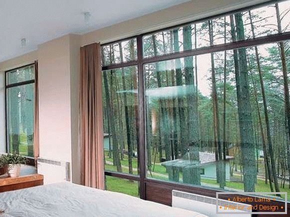 Спална соба со големи прозорци во приватна куќа