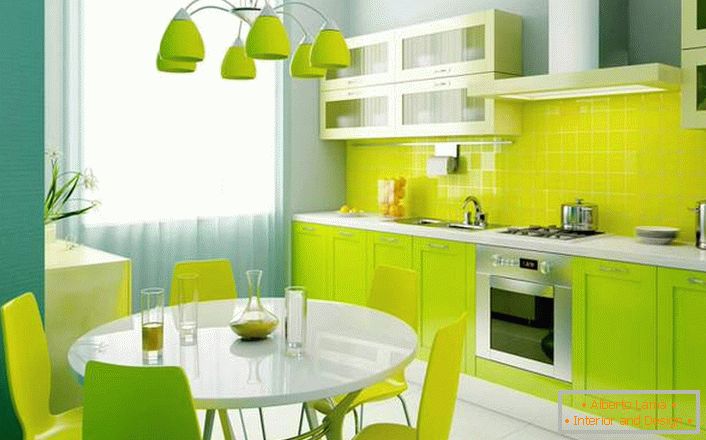 А свежа, богата нијанса на зелена е одличен избор за украсување на мала кујна.