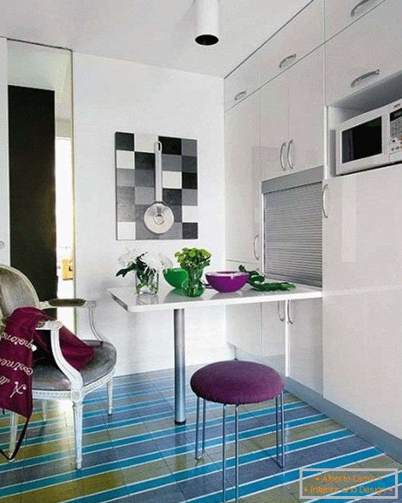 Едноставен дизајн на мала кујна во модерен стан