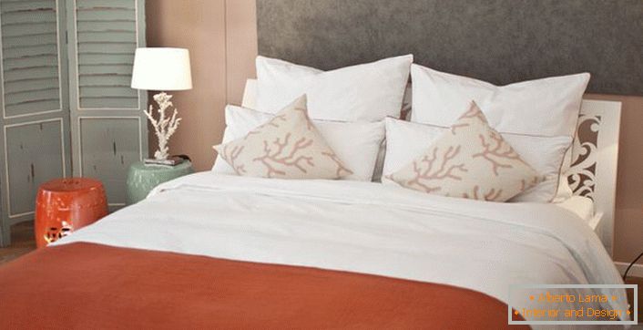 Пример за правилно избрани креветни светилки за спална соба во медитеранскиот стил. 