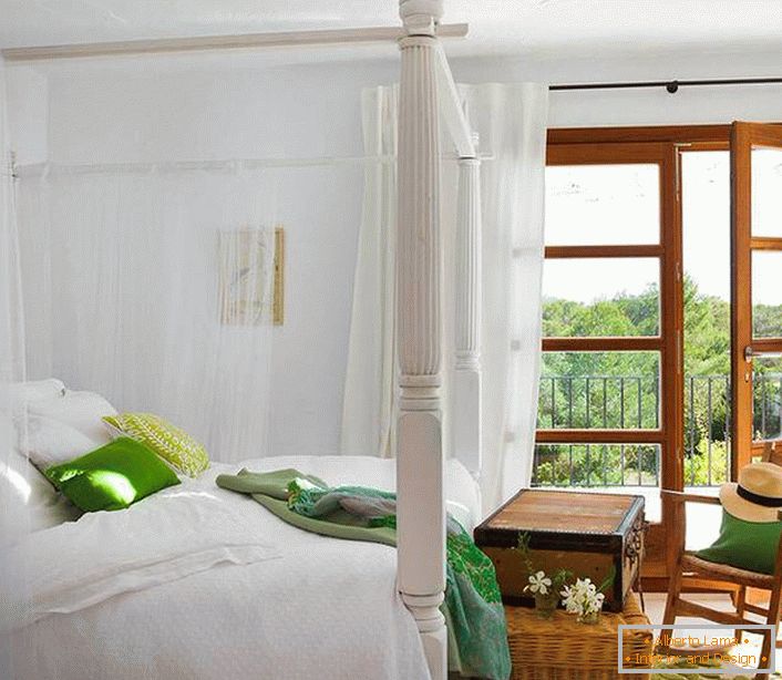 Проѕирната крошна направена од бестежинска природна ткаенина станува извонредна декорација на спалната соба во медитеранскиот стил. 