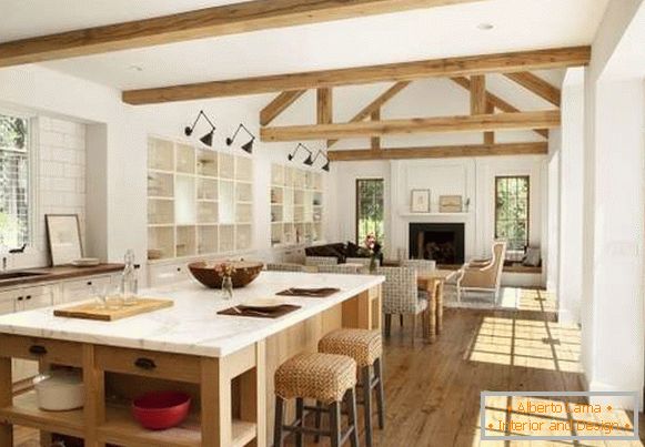 Внатрешен дизајн на селска куќа - слика на комбинирана кујна со дневна соба