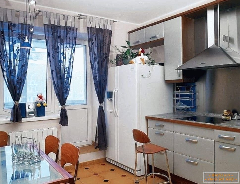 Кујна со фрижидер со две врати