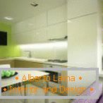 Бело мебел и светло зелени ѕидови во кујната