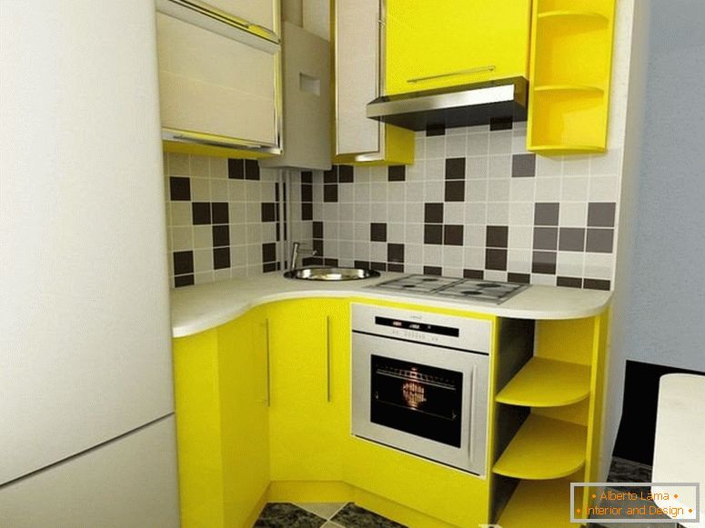 Жолта мебел во внатрешноста на кујната
