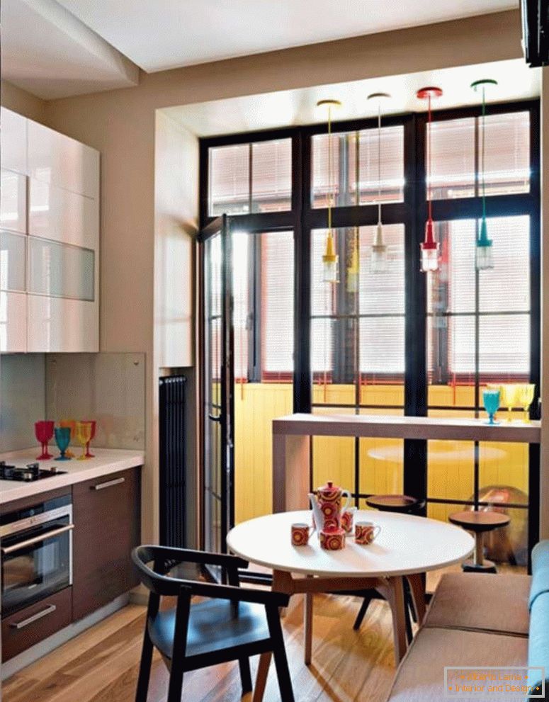 Кујна со прозорци во подот