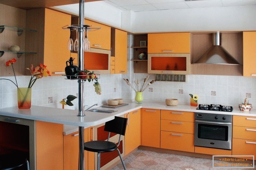 Портокал мебел во кујната