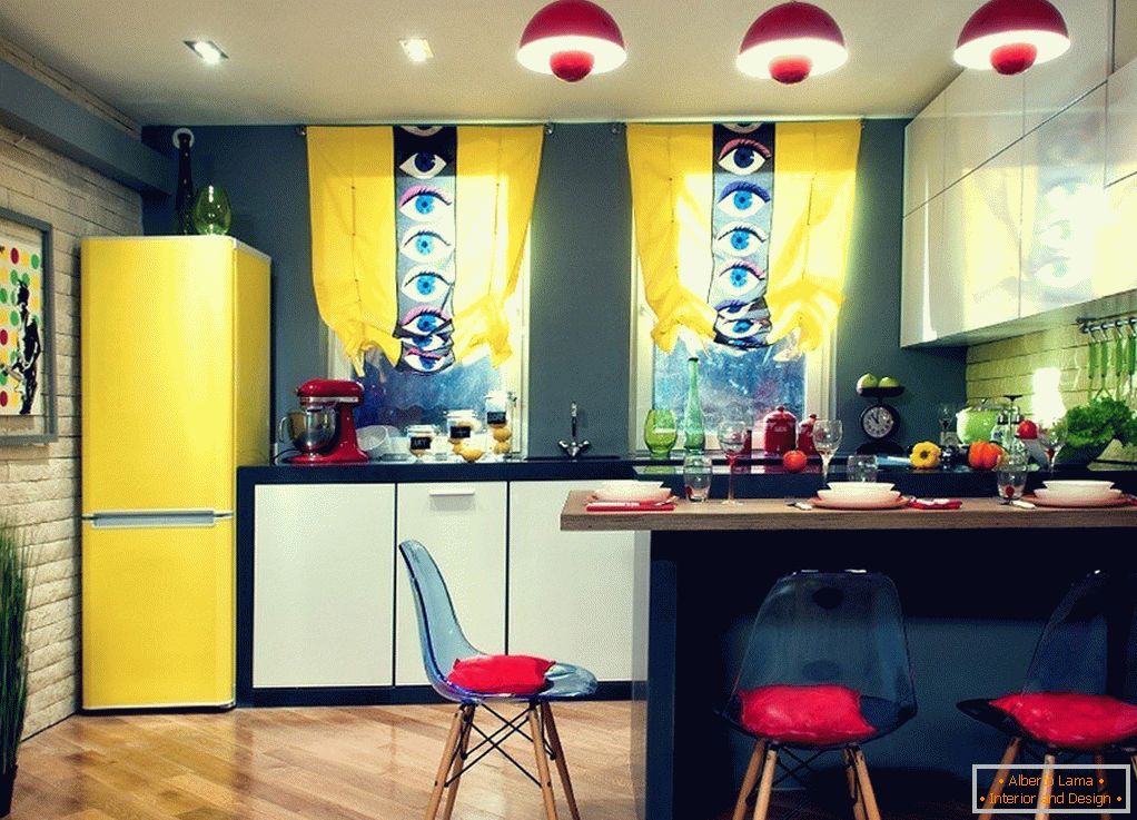 Жолта фрижидер во кујната