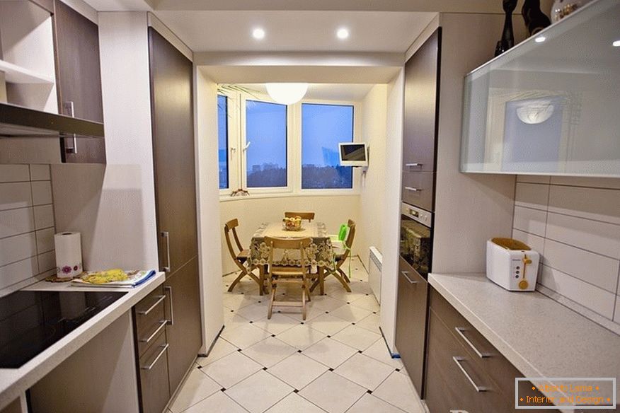 Тесна и долга кујна со прикачен балкон