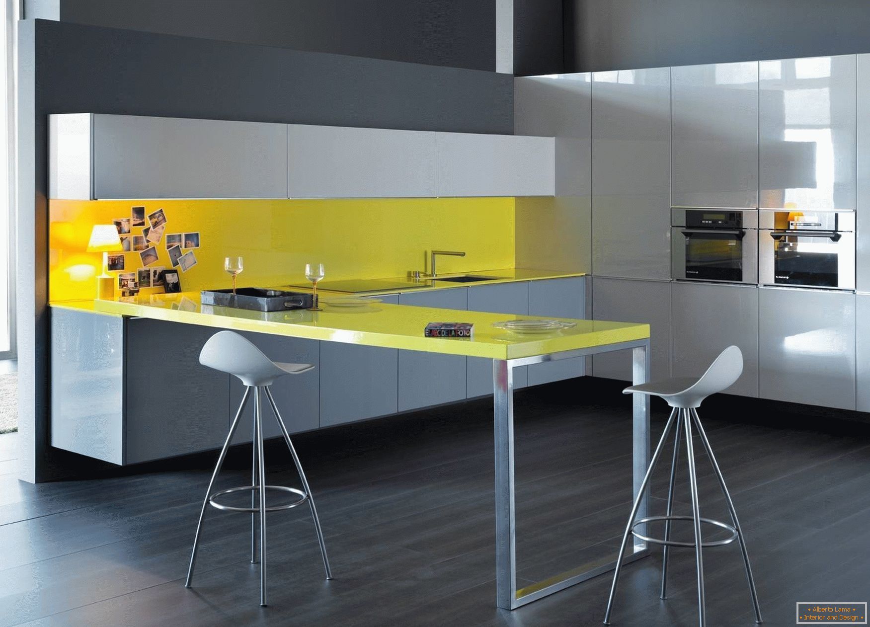 Жолто-сива кујнски дизајн