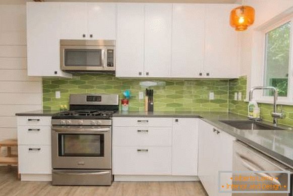 Дизајн агол кујна во приватна куќа - слика во бела и зелена боја